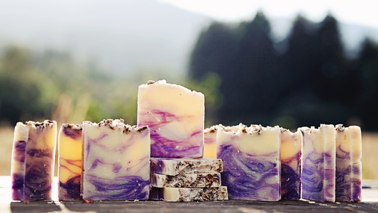 Différences entre Savon Industriel et Savon Artisanal : Pourquoi Choisir le Naturel ?