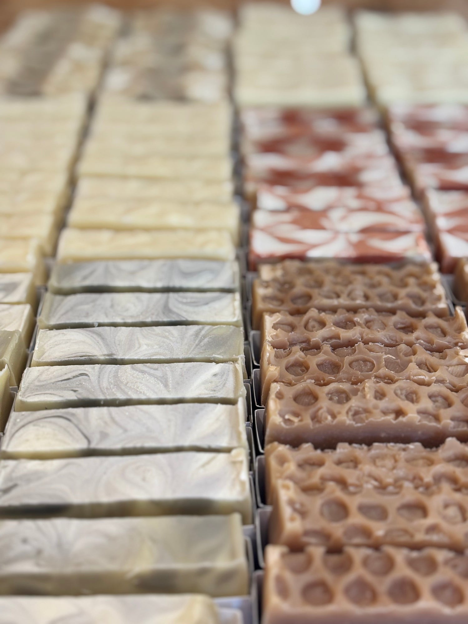 Savons disposés joliement en boutique